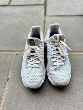 On Running Women's Cloudswift Sneakers in White/gray